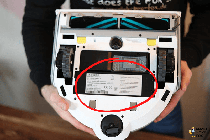 Ein Pfeil zeigt auf den Standort des Akkus des Samsung Jet Bot AI+.